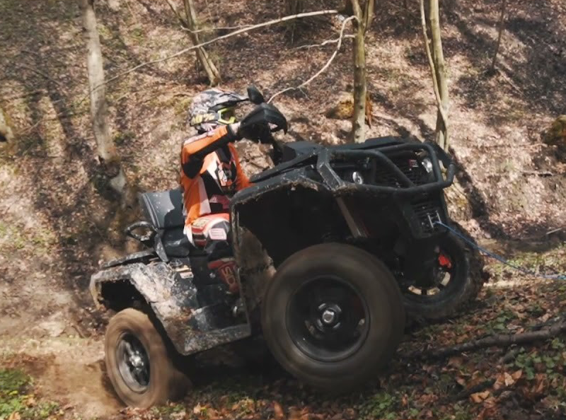 Stor ODES ATV på plader off road i skov